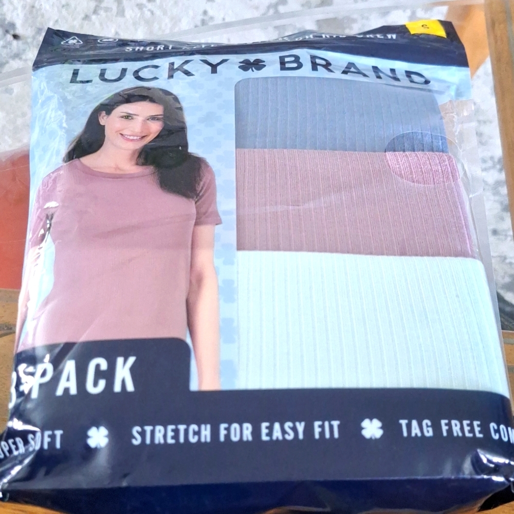Lady's 3 pack crew shirt. (8)